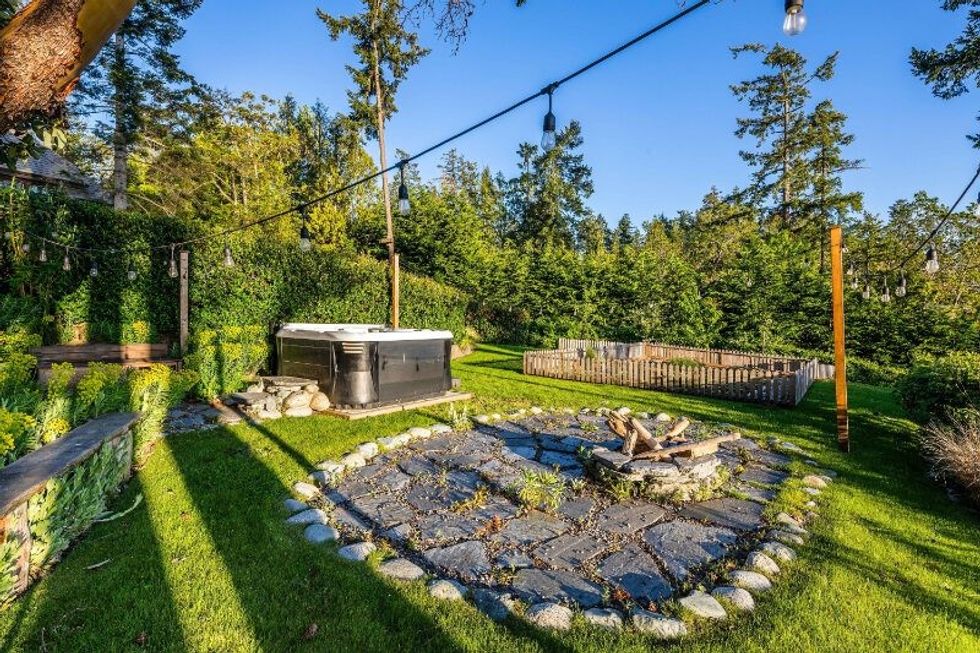 9310 ardmore drive north sannich 35