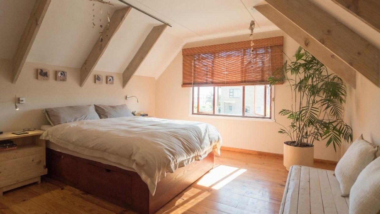 A cozy bedroom room.