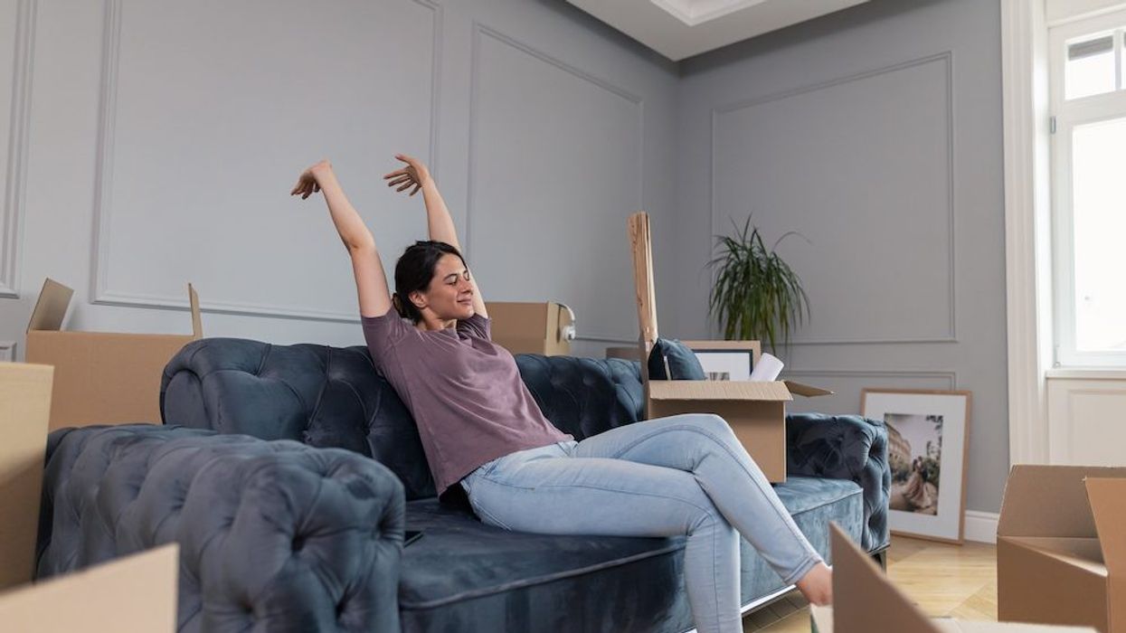 canadians live alone