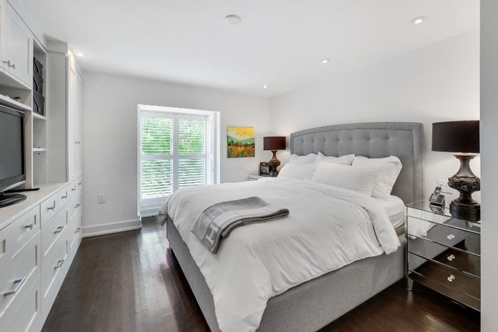 Clarendon bedroom min