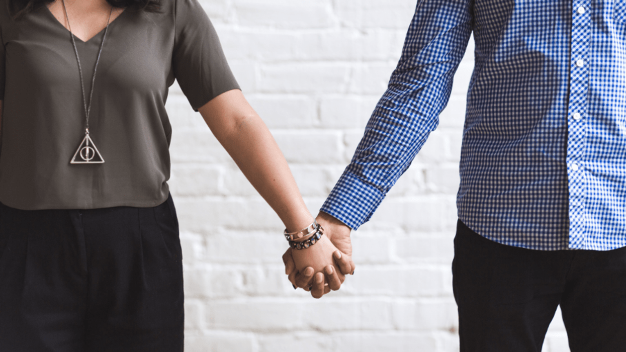 Couple holding hands 4460x44603 e1512068708333