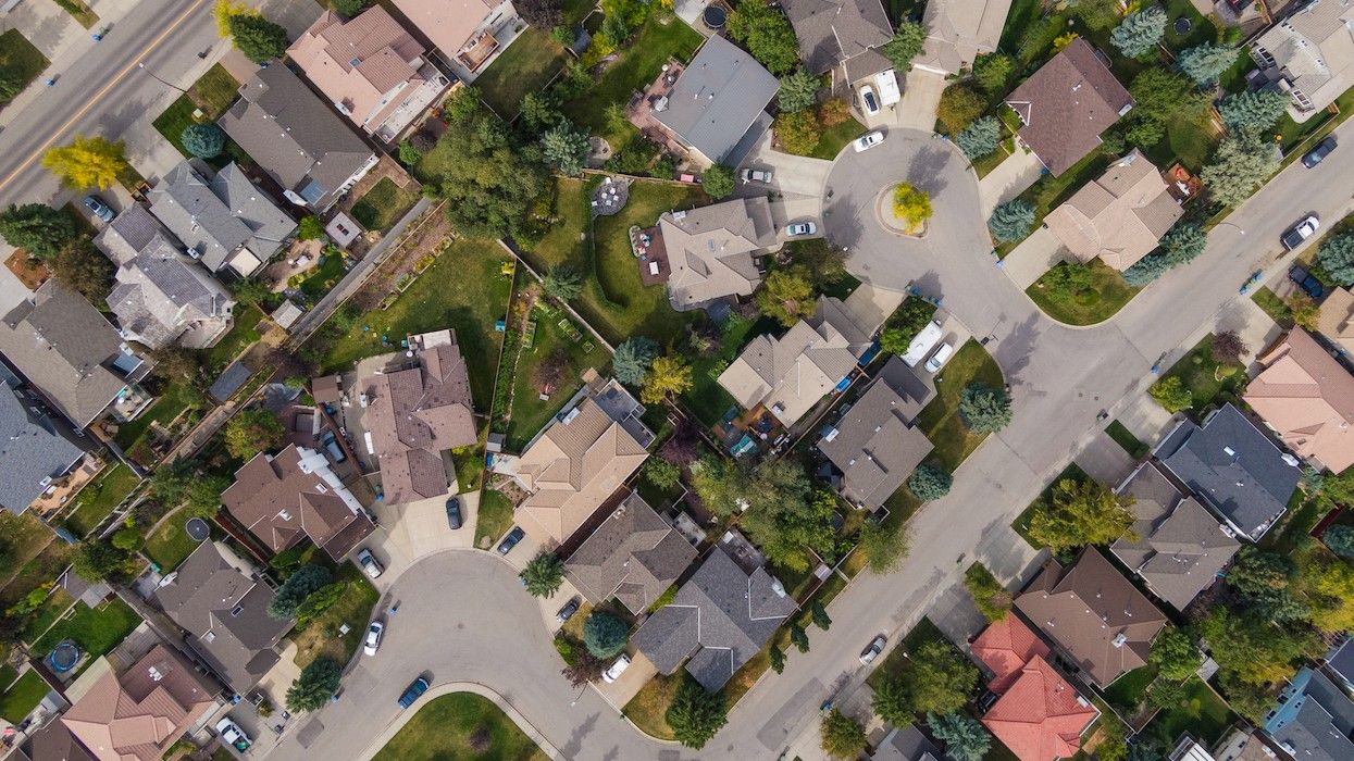 Canadian Home Sales Sink Almost 10% Year Over Year In April