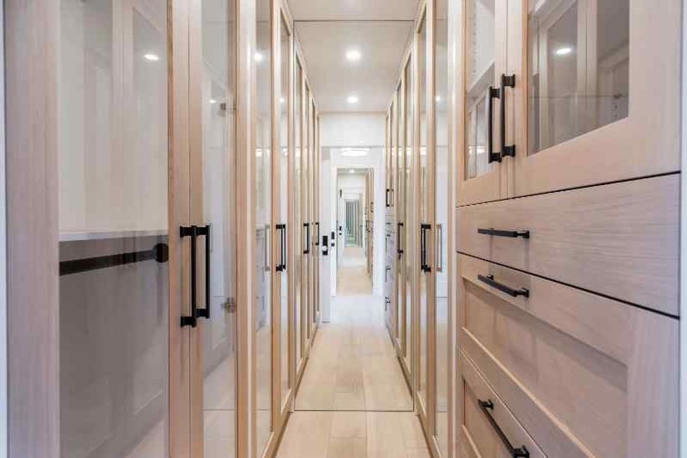 Niagara estate closet