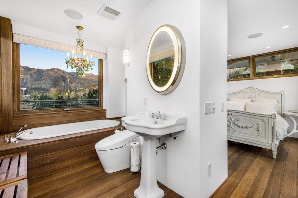 Pamela anderson malibu bathroom 1024x681