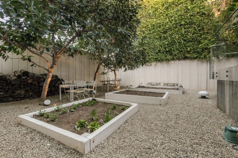 Pamela anderson malibu garden 1024x681