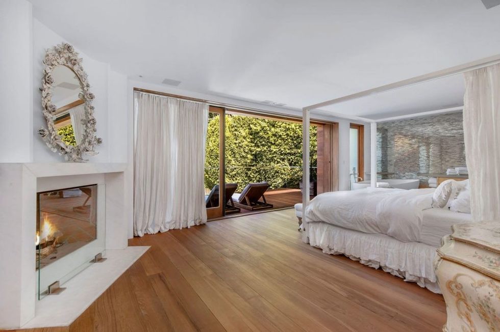 Pamela anderson malibu primary bed 1024x681