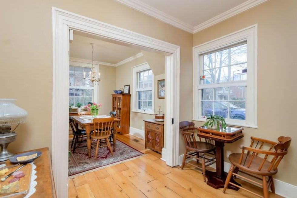 Queens drive dining 4 min