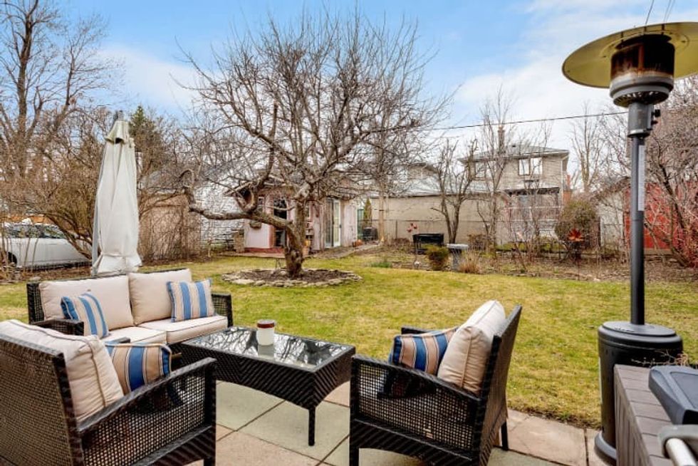 Queens drive patio 2 min