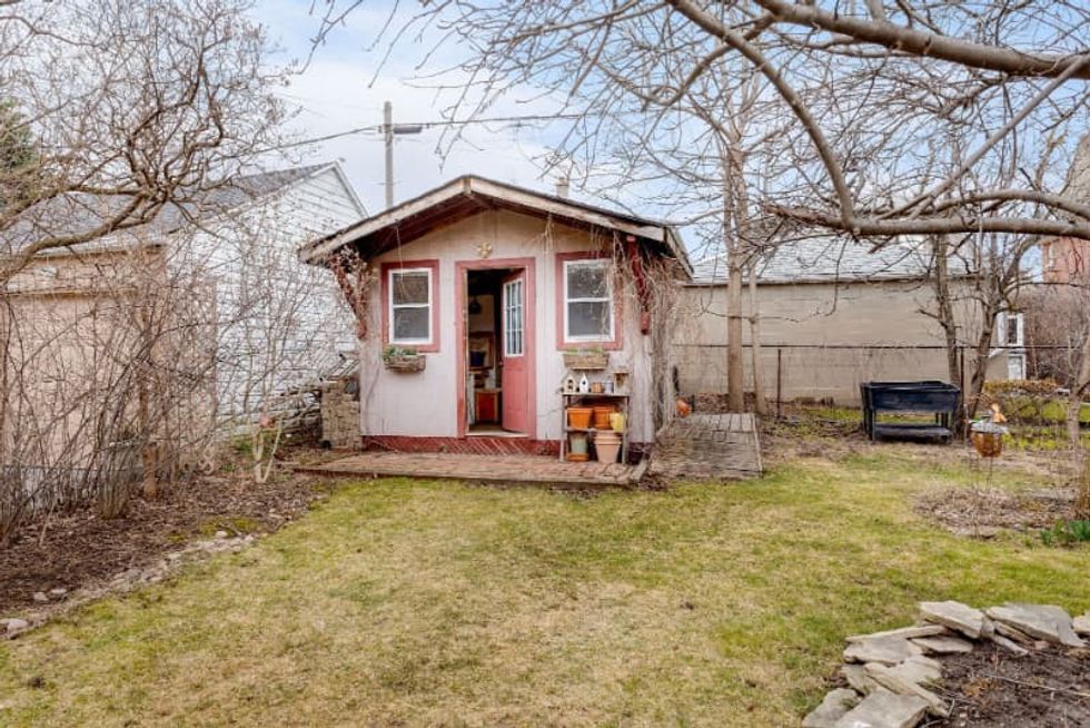 Queens drive yard 2 min