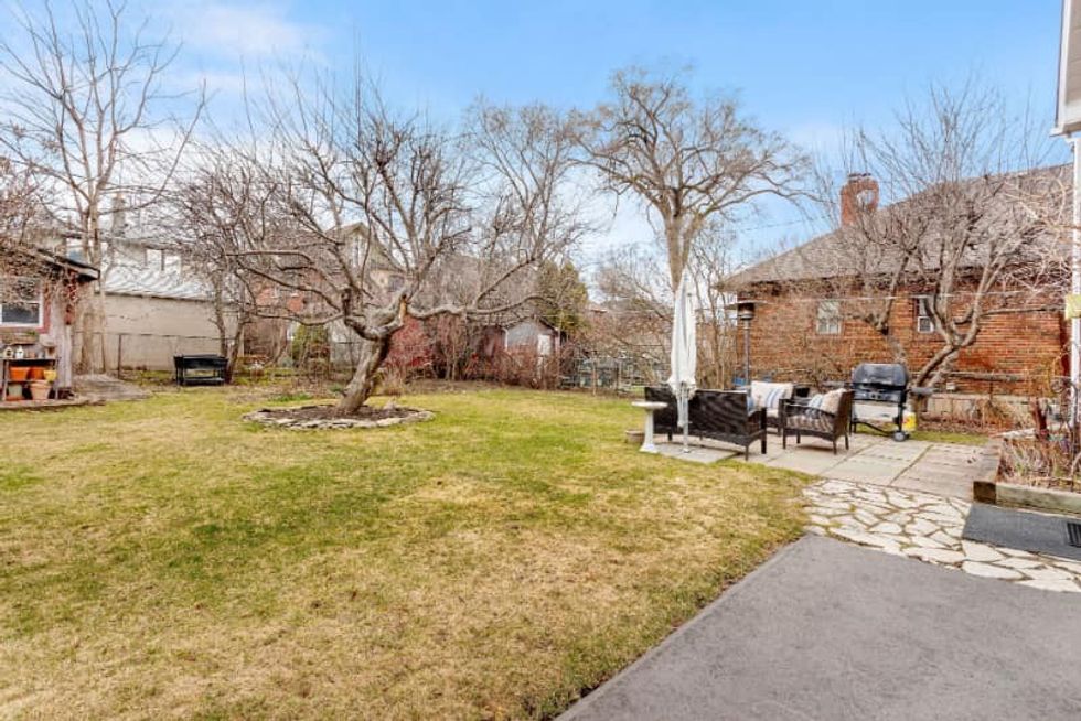 Queens drive yard 4 min