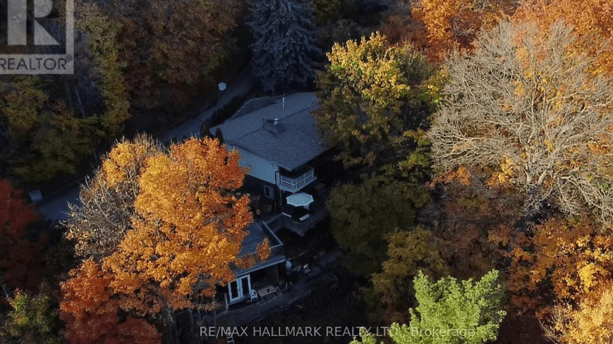 Half-Acre Bluffs Listing Boasts Frank Lloyd Wright Connection (And Water Views)