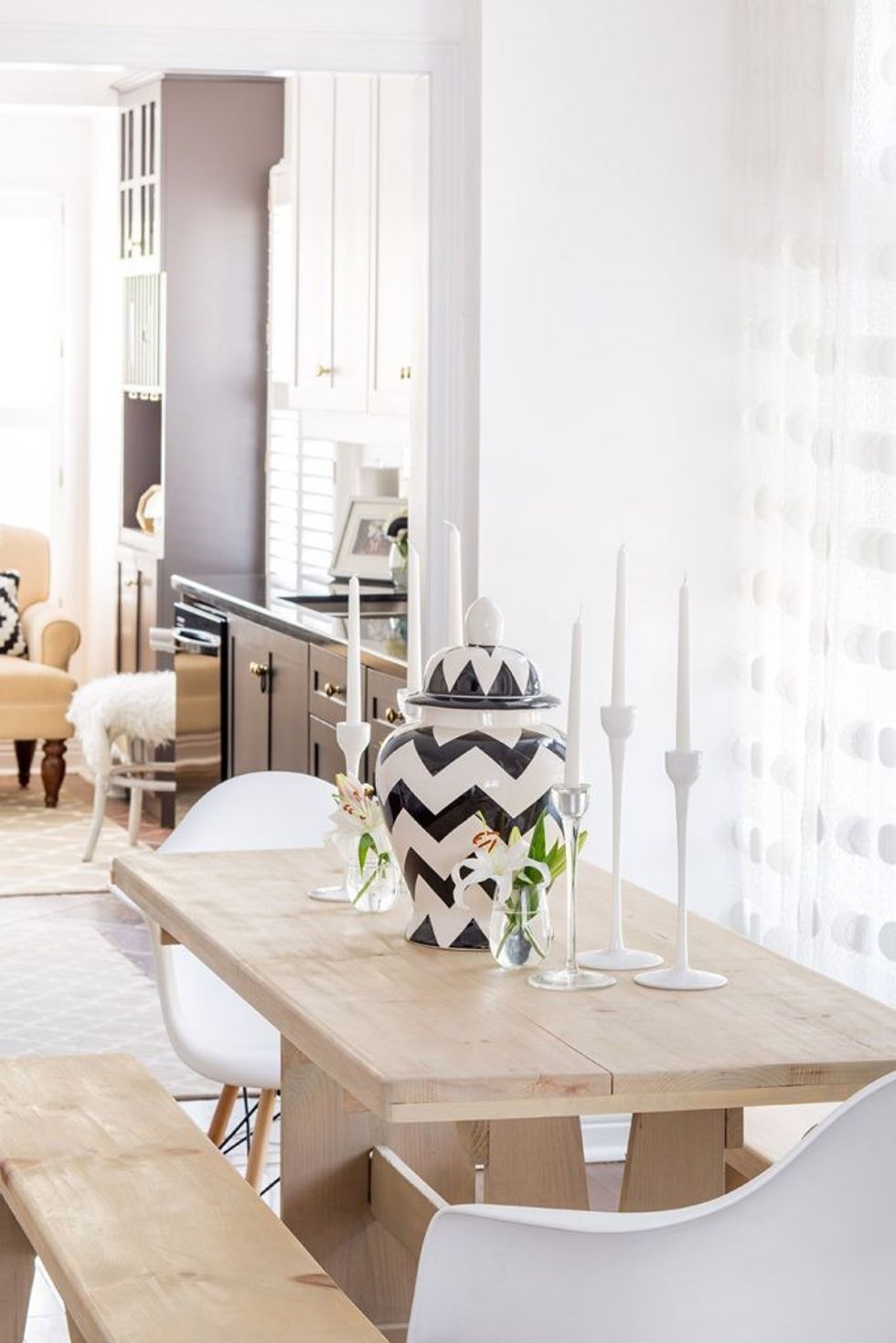 Some chic picnic table looks will creates that nostalgic feeling all cottages need.