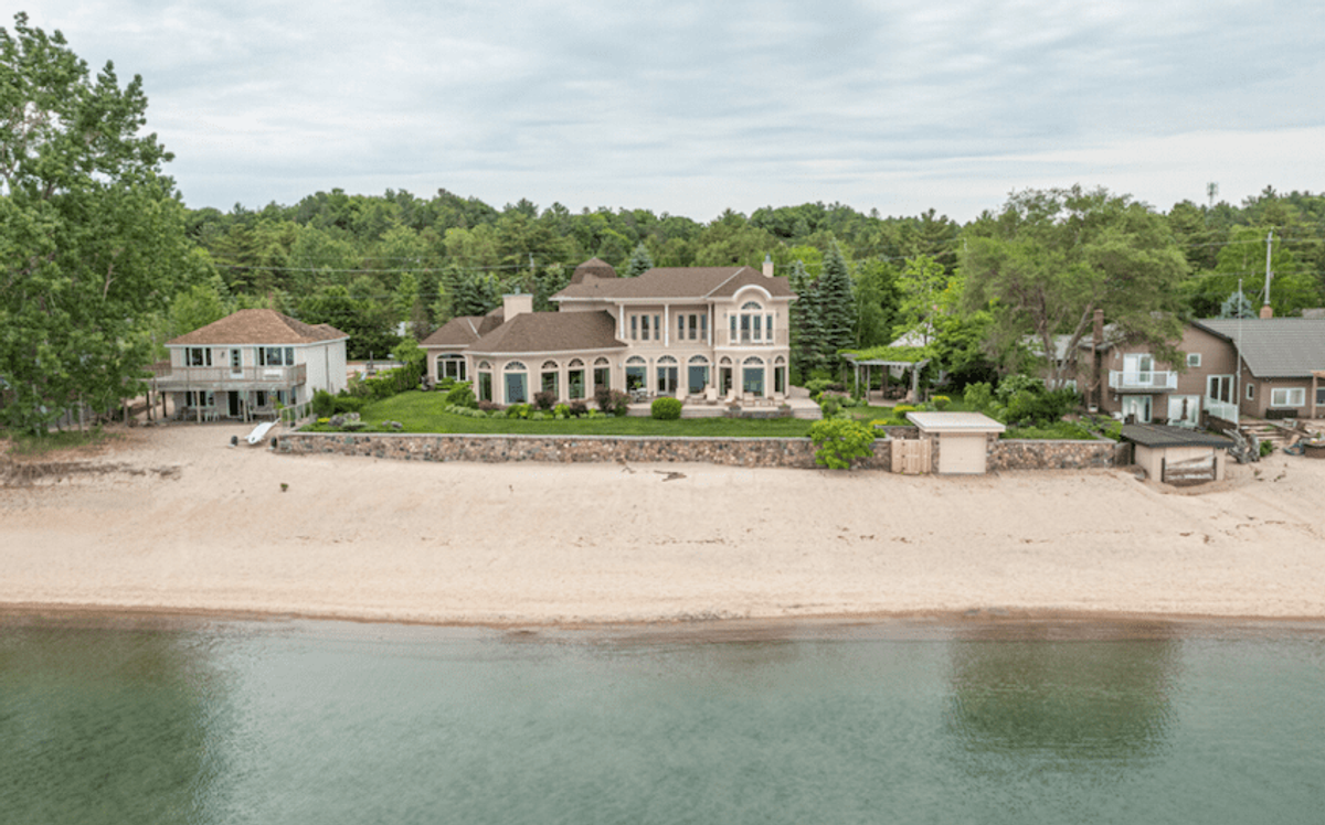 Malibu Meets Capri at This Spectacular Georgian Bay Villa