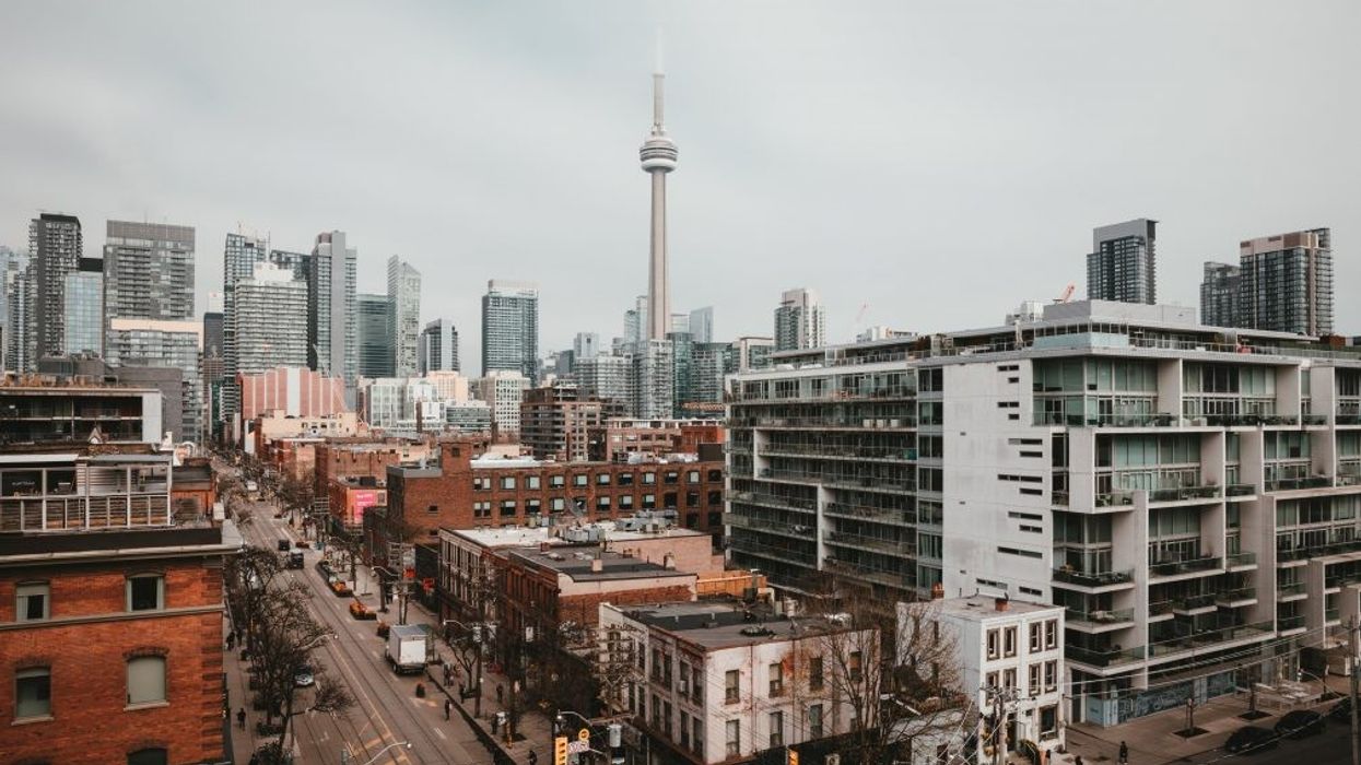 The toronto tower lords over the city 1 e1564083311187