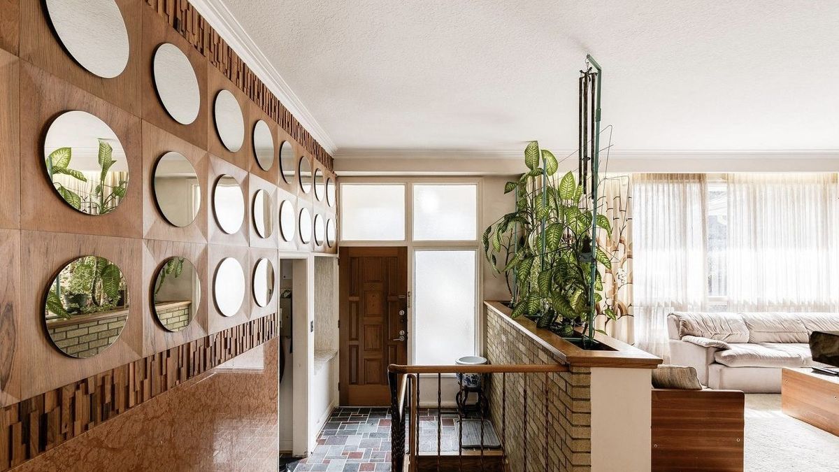 This Mid-Century Modern Bungalow In Toronto Is An Absolute Time Capsule