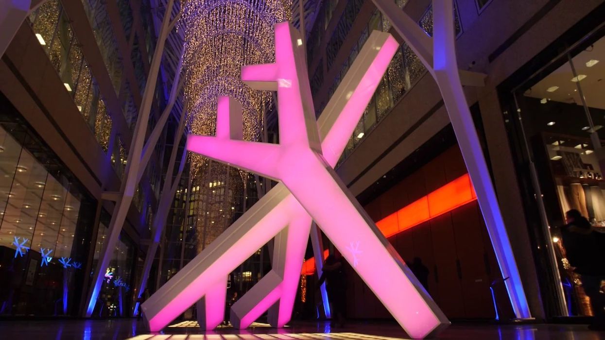 Who designs the giant holiday di