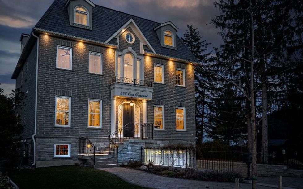 Lake House in Frenchman's Bay Marries Urban Life and Nature