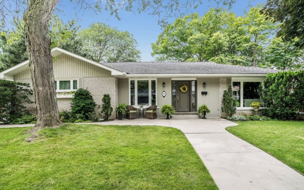 Charming Bungalow Listed In Lush Markland Wood Neighbourhood